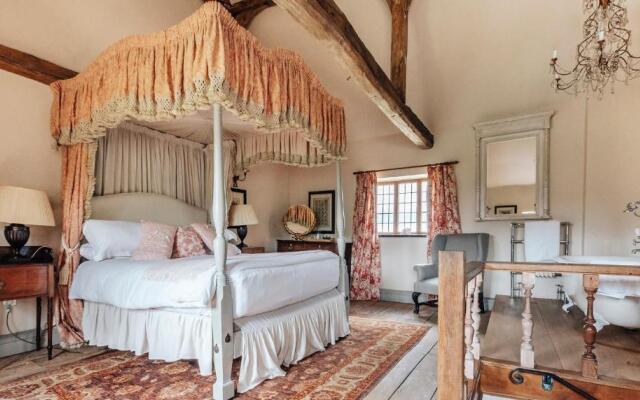 Lavish Tudor Estate Gardens - Sleeps 25