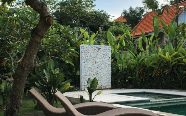 Tamuku Padang Padang, CARI Surf Camp