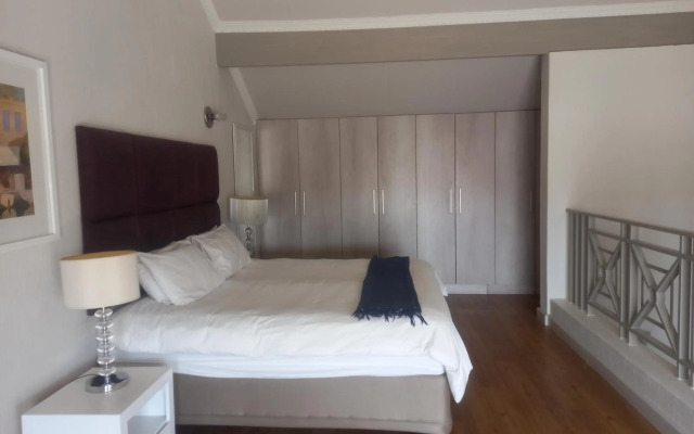 Mount Royal - 32 Large 1 bed with balcony upstairs