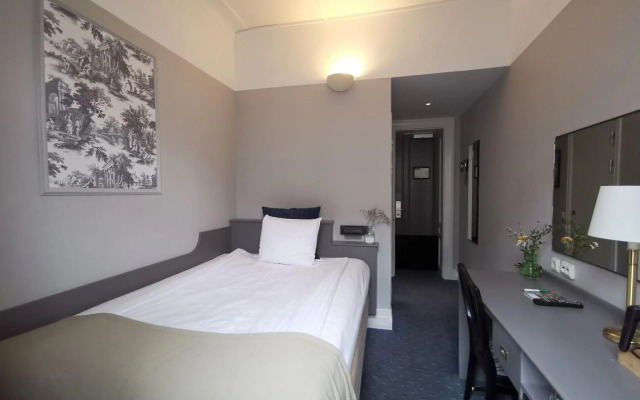 Crystal Plaza Hotel