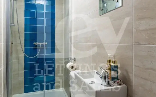 Lush Apartments 4 Bedroom House Claude