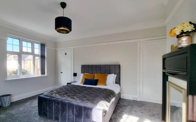 Stunning Detached Hidden King Suite Abode