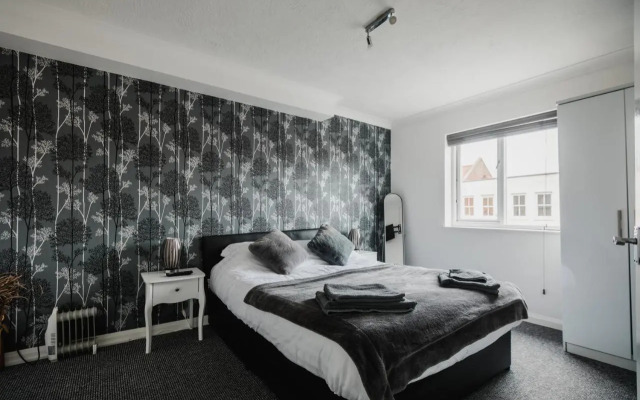 Hullidays - 'Old School Penthouse' Trinity Square
