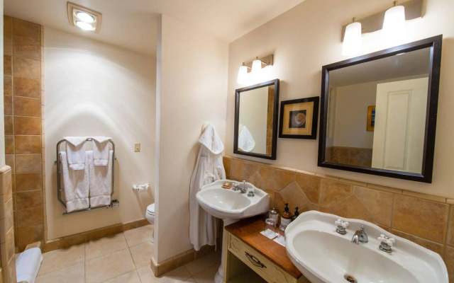Seal Cove Inn