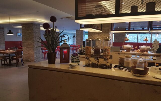 FOX Lite Royal Bay Makassar