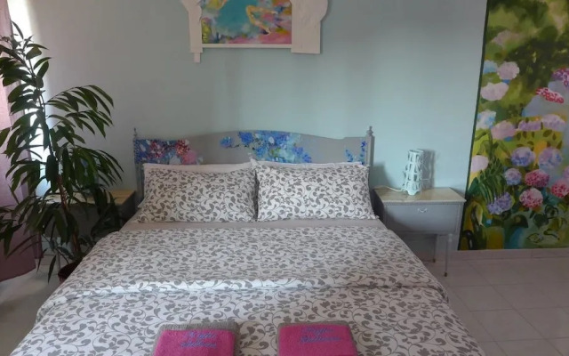 Night Galleria - bed & art