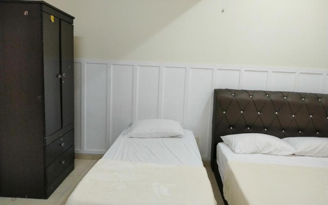 COZY Homestay KTCC Mall Pantai Batu Burok HSNZ 3BR Pangsapuri Ladang Gemilang 1 by NadiHome – Guest Rooms – Kuala Terengganu