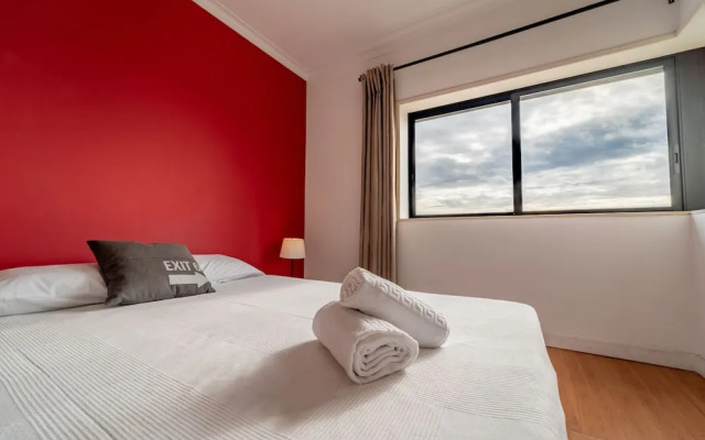 House and People - Rotunda do Caires