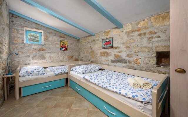 Beautiful Home in Vabriga With Wifi and 2 Bedrooms