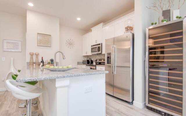 Luxury Oasis - Private Pool Prime Location