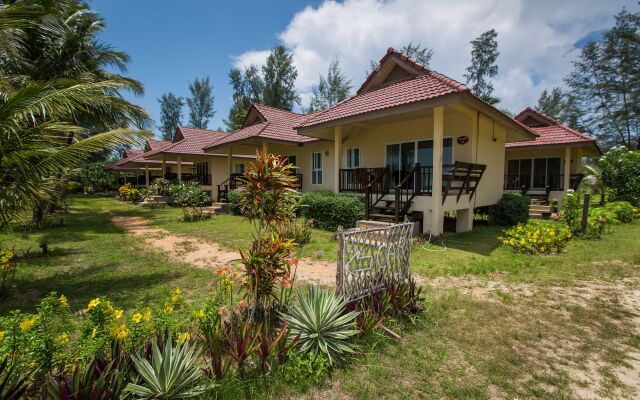 Pranee Beach Bungalows