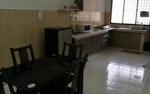 Homestay Husna Ipoh Station 18