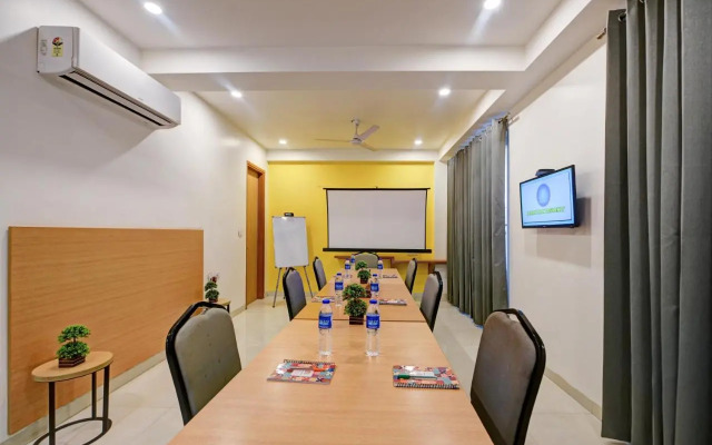 OYO Rooms 813 near Omaxe City Centre