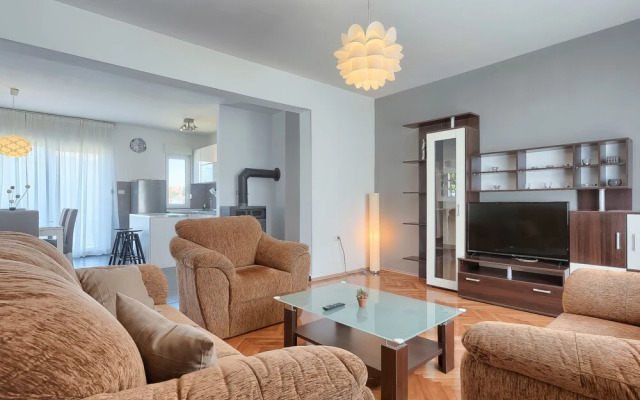 Rovere Pula in Pula With 2 Bedrooms and 1 5 Bathrooms