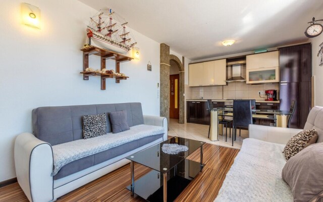 Amazing Apartment in Duce With Wifi and 3 Bedrooms