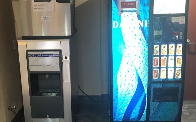 HomeTown Inn & Suites