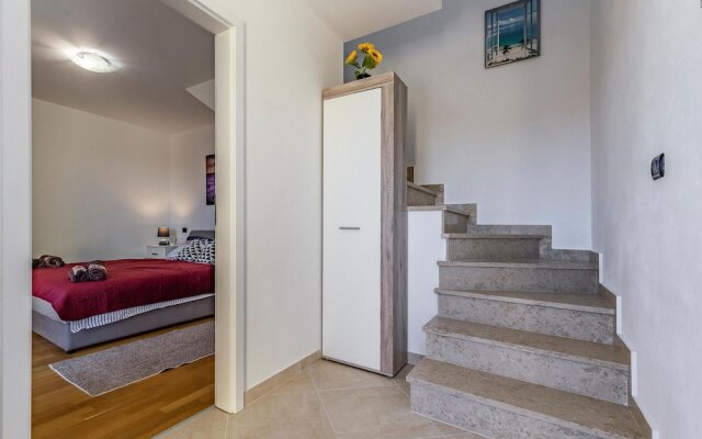 Nice Apartment in Liznjan With 1 Bedrooms and Wifi