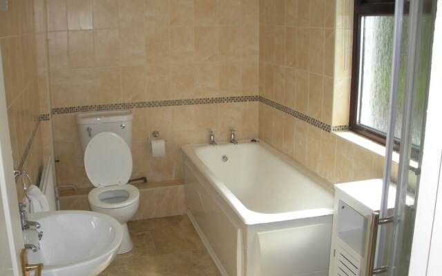 Beautiful 3-bed House in Knock