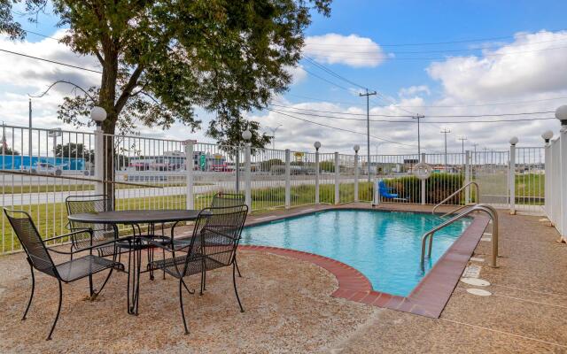 Comfort Inn & Suites Selma near Randolph AFB