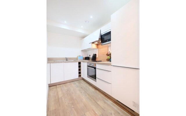 Cozy, Modern 1BR Brixton Flat For 5