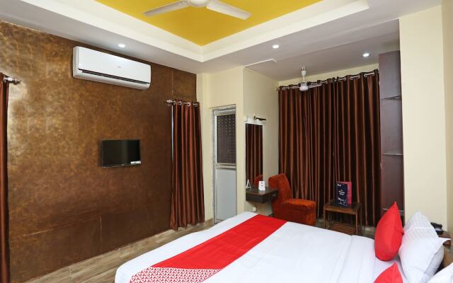 OYO 11696 Holiday Inn Guest House