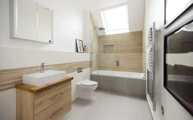 The Putney Sanctum - Beckoning 2bdr Flat With Balcony