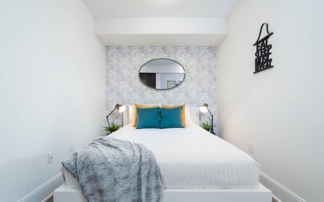 Peter St - Downtown Suite with Balcony