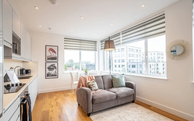 Deluxe & Chic 1 & 2 Bed Apts near Heathrow, Legoland, & Windsor Slough