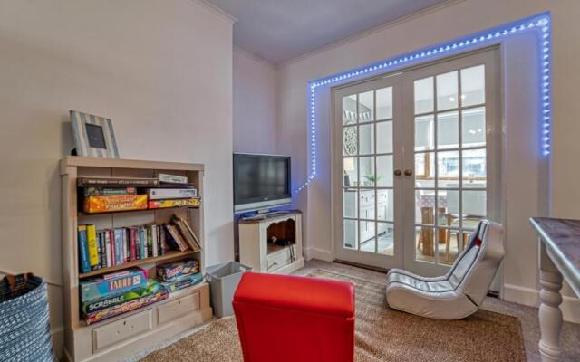Cosy 3 Bedroom Home with Parking