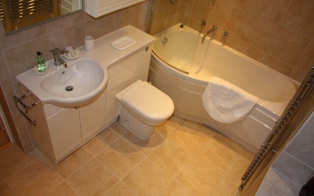 Spacious Homestay With Parking
