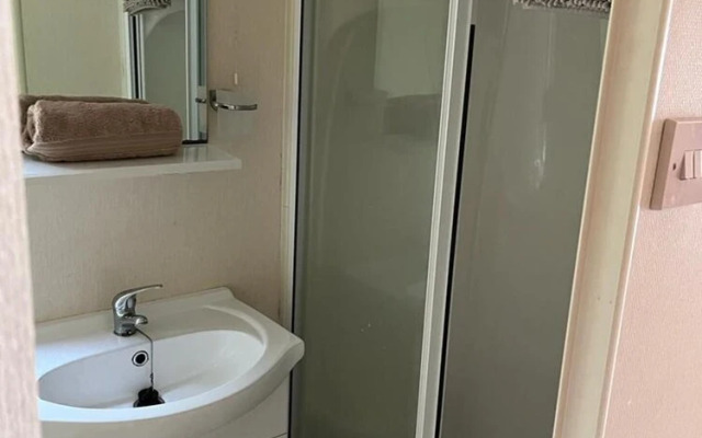 Spacious 2 bed Holiday Home Entertainment on Site