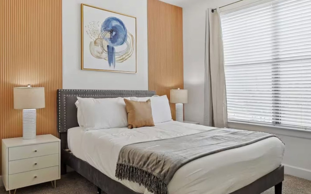 Stylish 2B near Legacy West