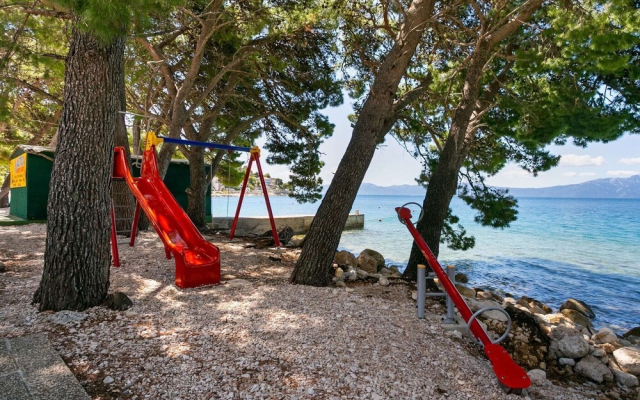 Modern Apartment in Drvenik With Balcony