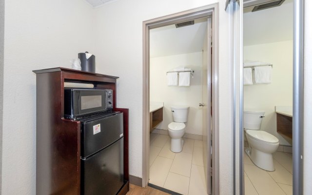 Red Roof Inn PLUS+ Newark Liberty Airport - Carteret