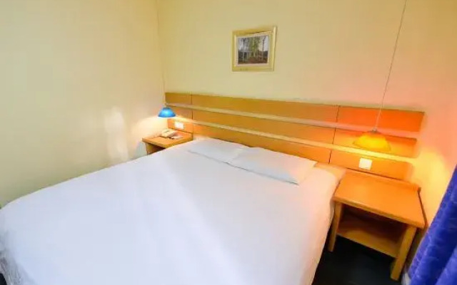 Home Inn (Dalian Shandong Road Songjiang Road Metro Station)