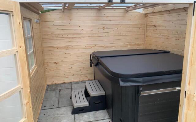 Fantastic villa bournemouth - spa, parking, garden