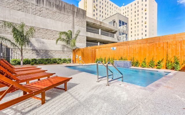 Chic 4 BR Condo - Large Pool - Perfect Location