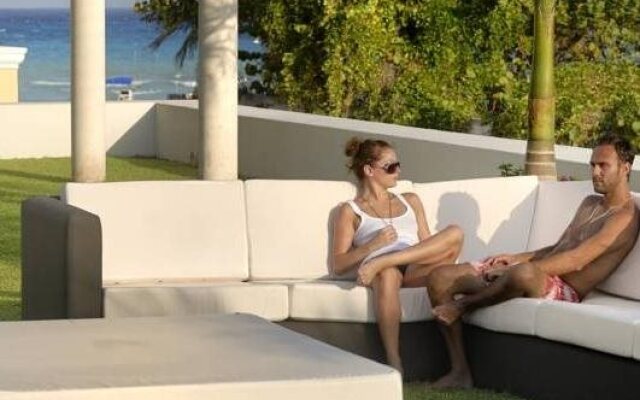 Magia Beachside Apartment by Bvr