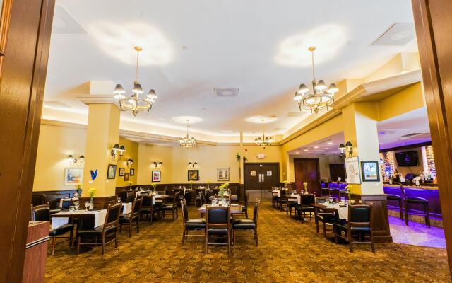 Crowne Plaza Edison by IHG