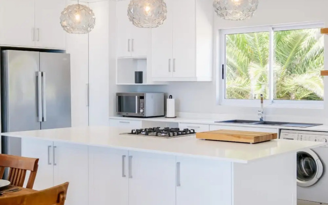 Elegant Apartment w Ocean Views Quenera Apartment