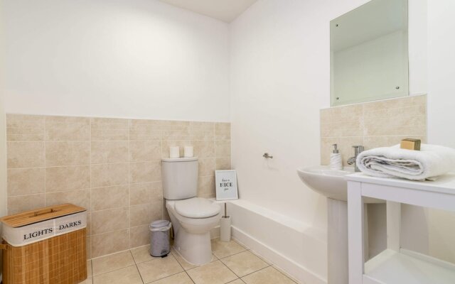 Modern Comfort: Stratford 3BR Duplex