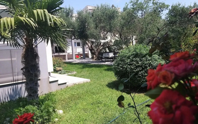 Modern Apartment in Kastel Stafilic With Fenced Garden