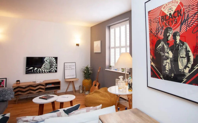 Central Designer 2 Bedroom Apartment in Portland Square