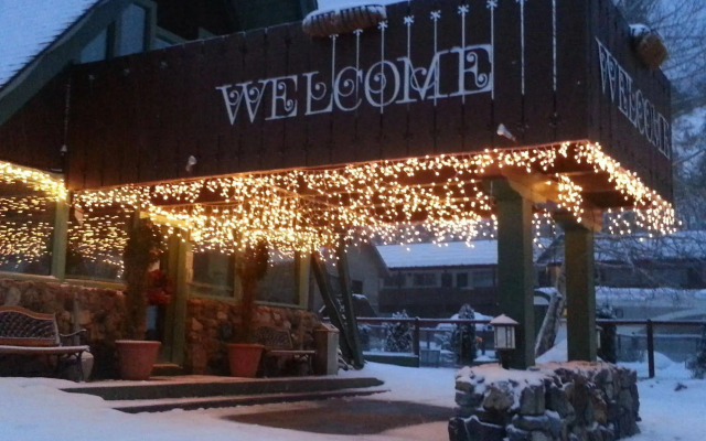 Twin Peaks Lodge & Hot Springs