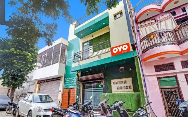 Oyo Flagship 80729 Green House