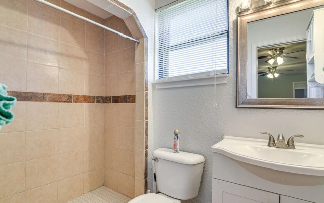 Convenient Galveston Home < 1 Mi to Beach!