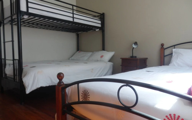 Spacious 2-Storey Home By The Bay: Sleeps 12