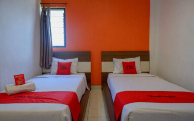 RedDoorz Plus near Ciputra Mall Simpang Lima 2