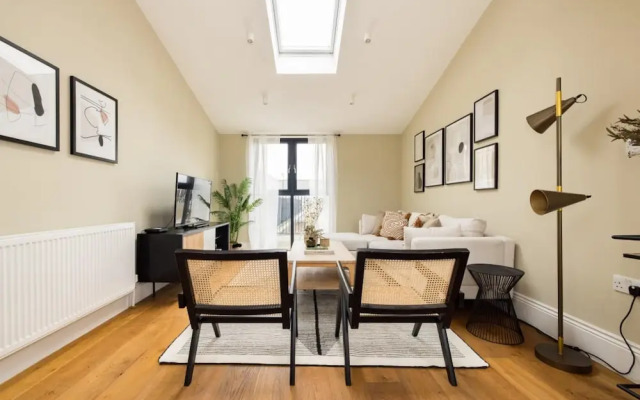 The Tooting Hideout - Dazzling 3bdr Flat With Balcony