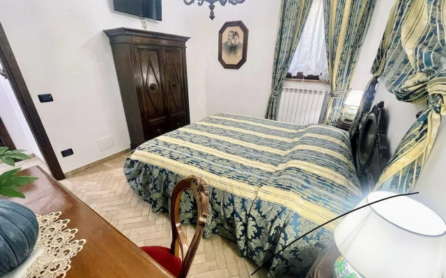 Pool, Jacuzzi and Events Room - Charming Villa in Umbria - Sleeps 24 - Lake View